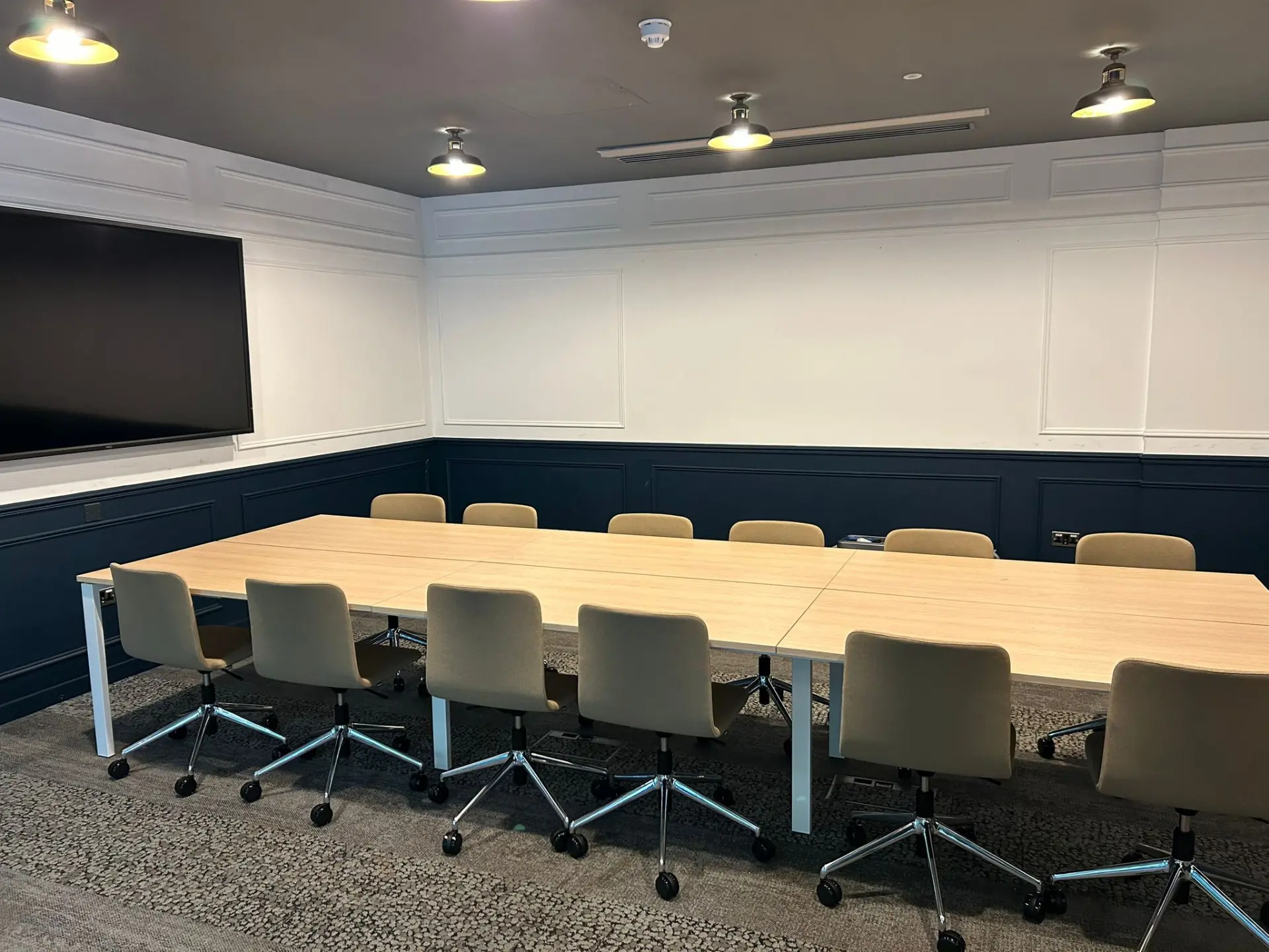 14 person meeting room