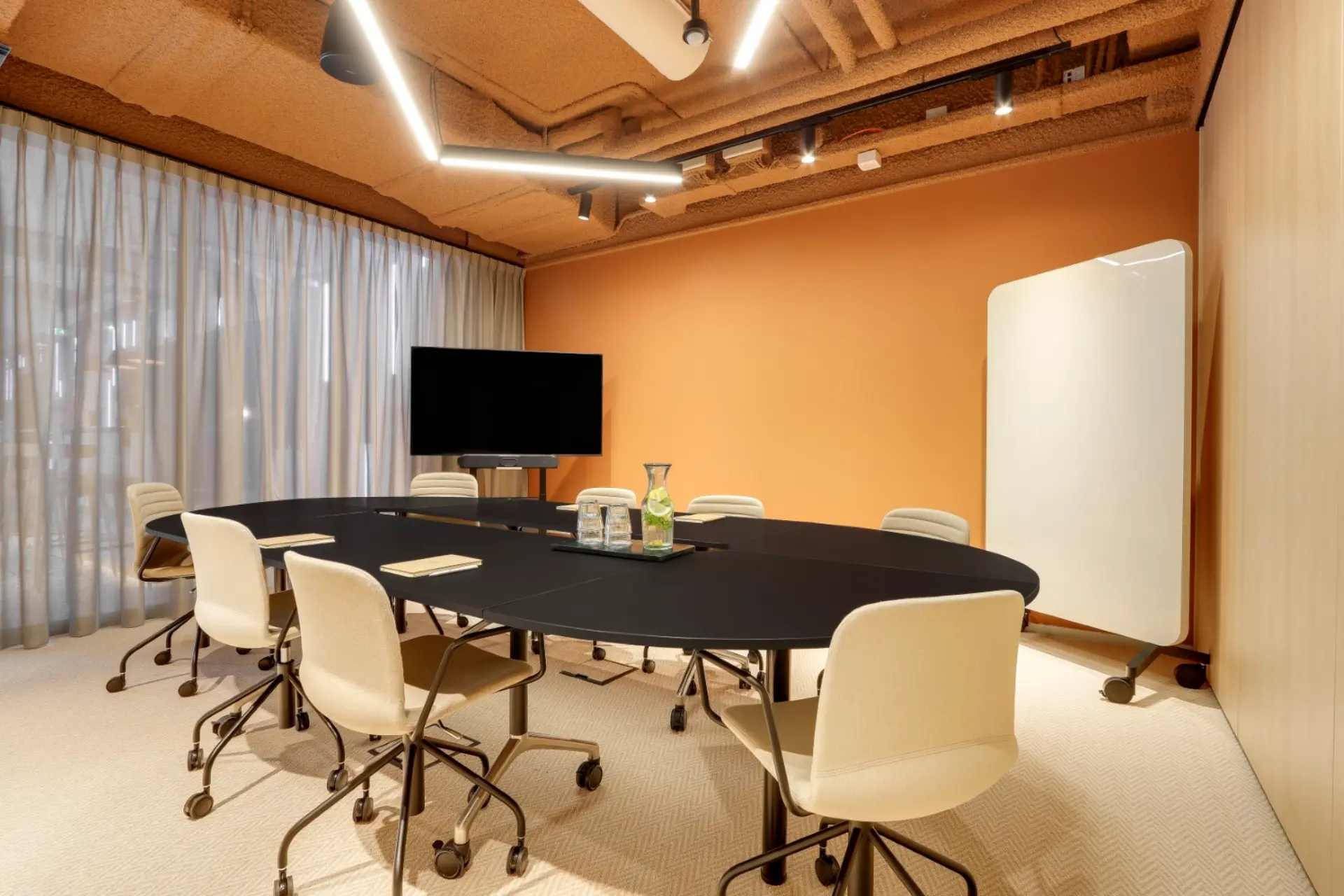 Hybrid meeting room (4)