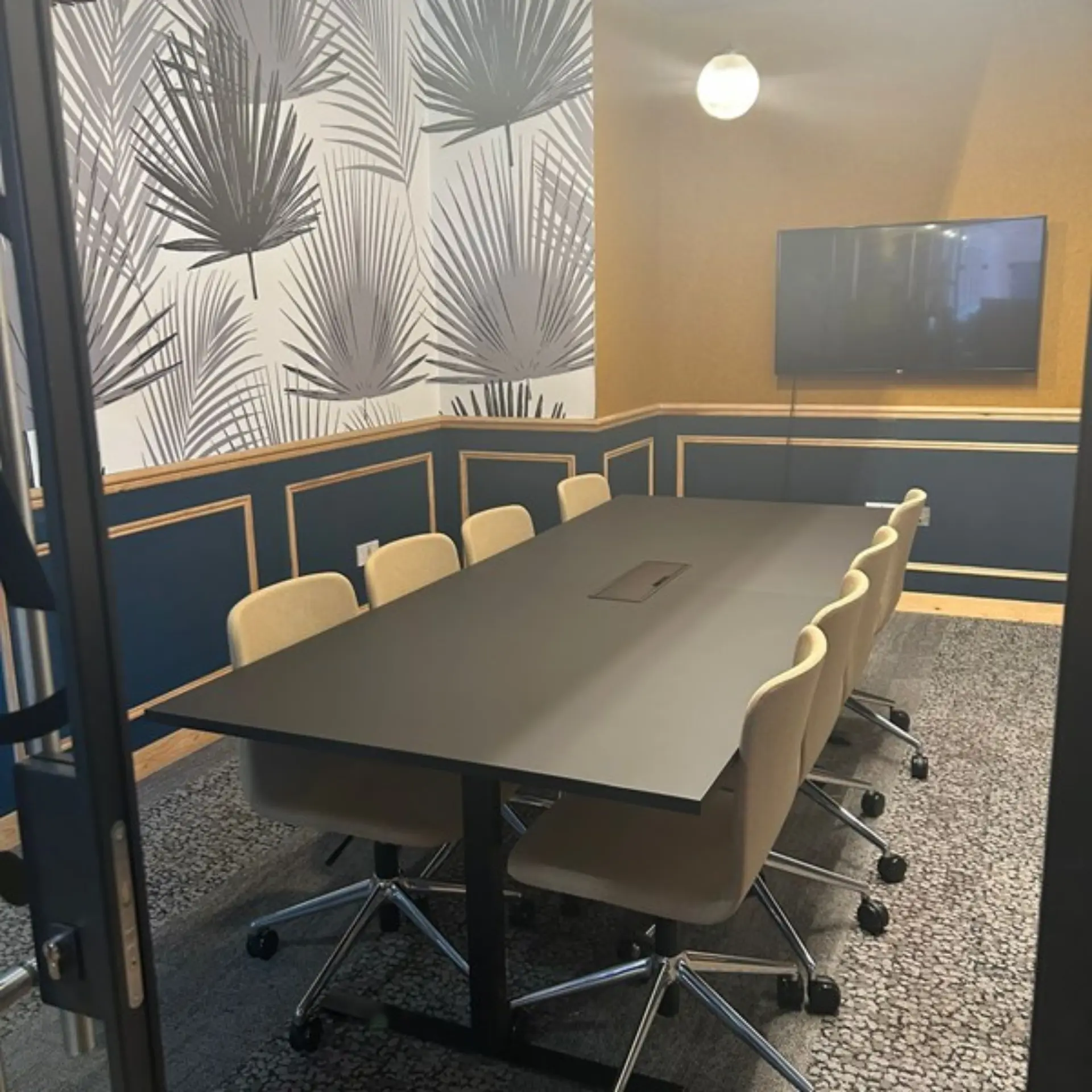 8 person meeting room
