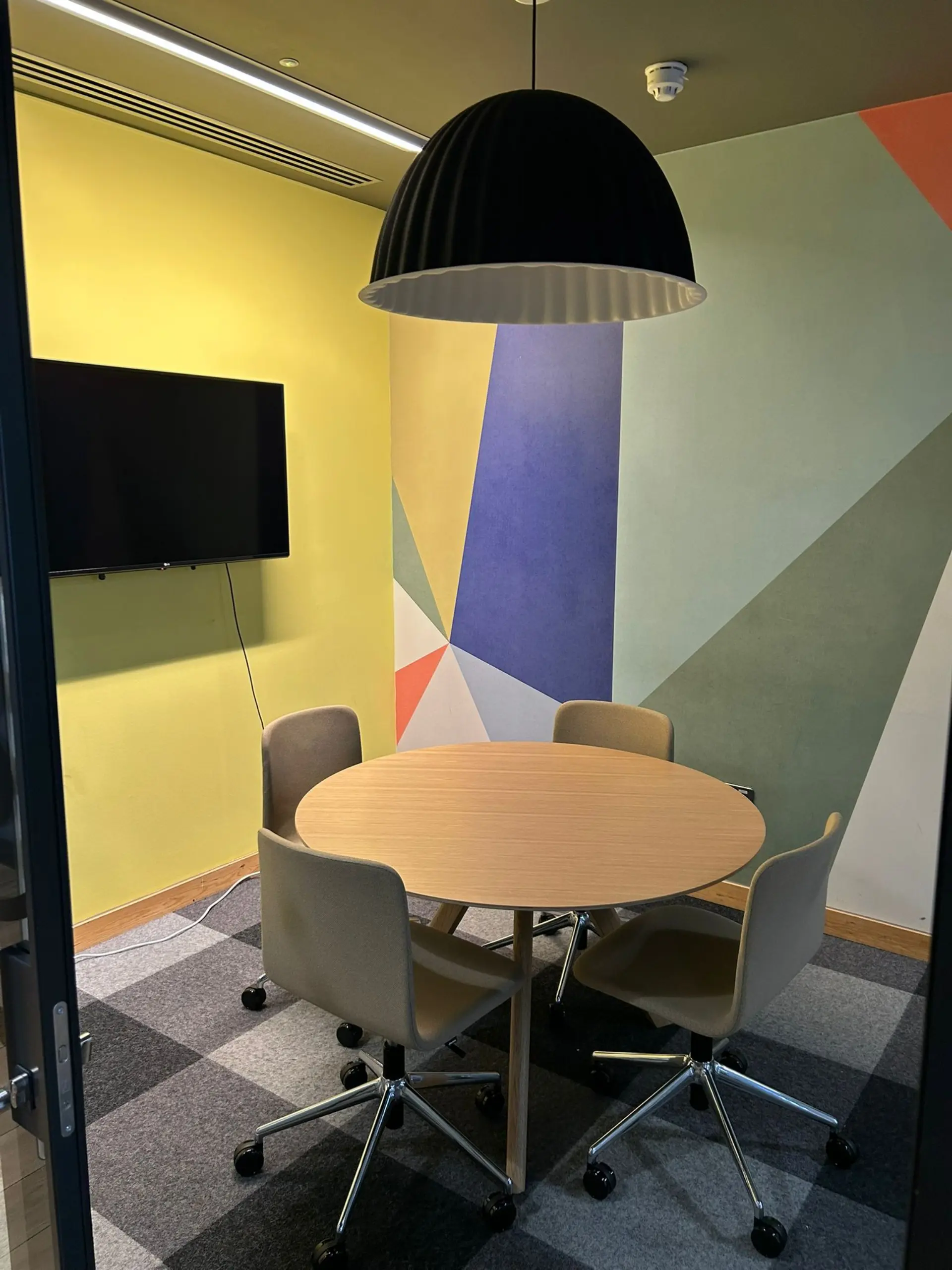 4 person meeting room
