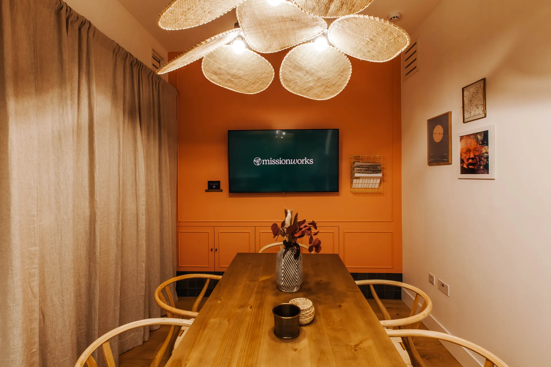 6-person Meeting Room